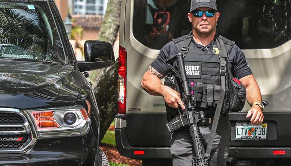 Un miembro del Servicio Secreto es visto frente a la casa del expresidente Donald Trump en Mar-a-Lago, Palm Beach, Florida, el 9 de agosto de 2022. (Giorgio VIERA / AFP).