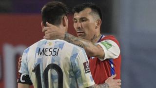 ‘Leo’ Messi y Medel hicieron las paces tras el Argentina-Chile y hasta hubo camiseta de regalo