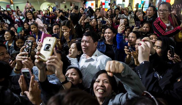 Un doble de Duterte apareció en una iglesia de Hong Kong frecuentada por la comunidad filipina de la excolonia británica, causando entusiasmo entre los fieles pero también confusión. (Fotos: AFP)
