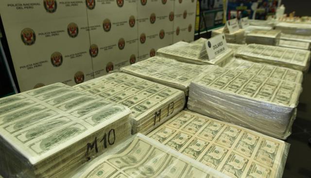 Los 15,3 millones de dólares falsificados estaban distribuidos en billetes de 100 y 50 dólares. La Policía también decomisó 4,6 millones de pesos bolivianos y 7,9 millones de soles falsos. Se trata del mayor monto decomisado en lo que va del año. (Foto: Agencia Andina)