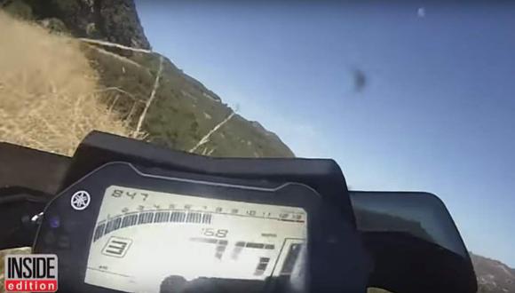 El joven de 26 años manejaba por las montañas de Santa Mónica, en California, cuando tomó una curva a casi 96 km/h y no pudo girar el timón de su Yamaha para corregir el rumbo. (Youtube)
