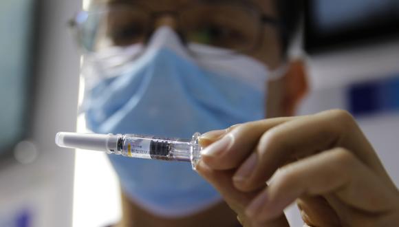 Imagen referencial. Las pruebas clínicas fueron autorizadas por la Administración Nacional de Productos Médicos Una persona muestra una candidata a vacuna contra el coronavirus (COVID-19) en Beijing (China). (EFE/EPA/WU HONG).