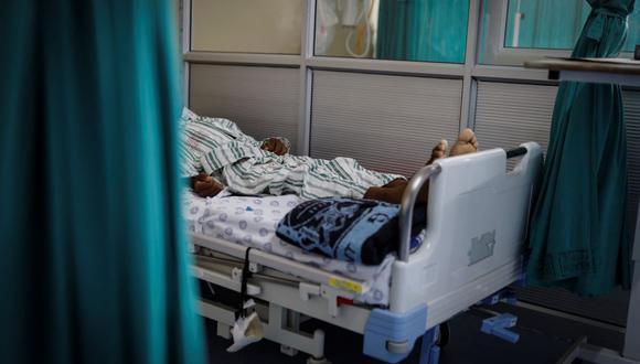 Un paciente de coronavirus yace en cama en la sala número 20 del Hospital Tembisa, en Sudáfrica, el 2 de marzo de 2021. (Guillem Sartorio / AFP).