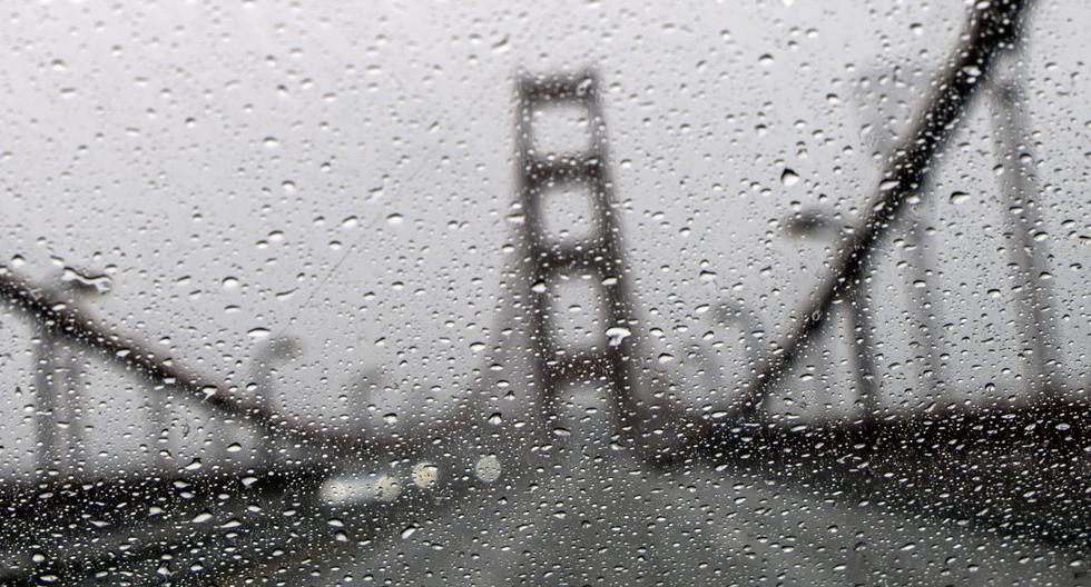 El puente Golden Gate se ve a través de un parabrisas mojado por la lluvia en San Francisco, California, el 4 de enero de 2023. (JOSH EDELSON / AFP).