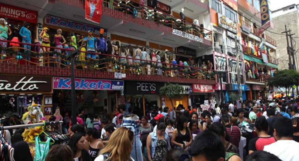 Los casi 50,000 limeños que llegan diariamente al emporio comercial de Gamarra empezaron a comprar prendas de vestir para el invierno. (Foto: Adnina)