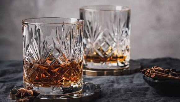 El catar whisky también conecta con el sentido olfativo. (Foto:  Anna Pyshniuk / Pexels)