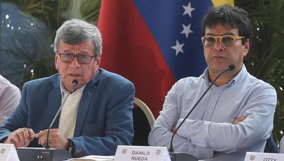 Pablo Beltrán (i), jefe negociador del ELN con el Gobierno de Colombia, habla junto al comisionado para la Paz de Colombia, Danilo Rueda, durante el cierre del primer ciclo de negociaciones en Venezuela. (EFE/ Miguel Gutiérrez).