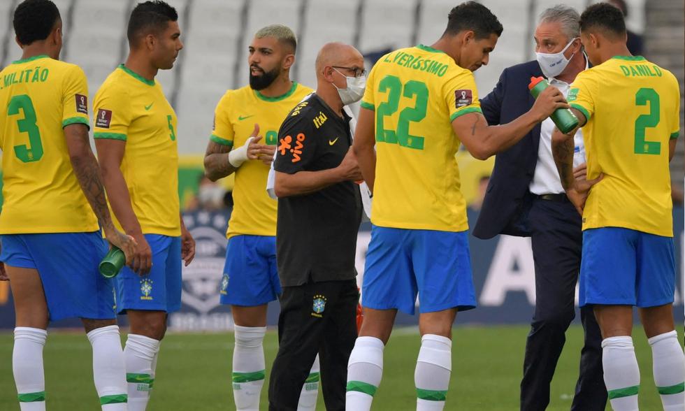 El partido de Brasil vs. Argentina fue paralizado por las autoridades brasileñas. | Foto: AFP