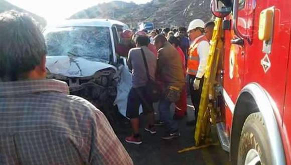 Tras el choque murieron la conductora del auto y su acompañante, identificadas como Kelly Sandra Cesías Mendoza, de 21 años, y María Mendoza Cura (Foto: PNP)