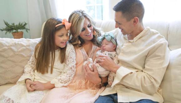 La pareja le dio la bienvenida a Myah a su familia posando en una tierna sesión de fotos con su primera hija, quien también fue adoptada. (Foto: Shelby Faltynski / Facebook).