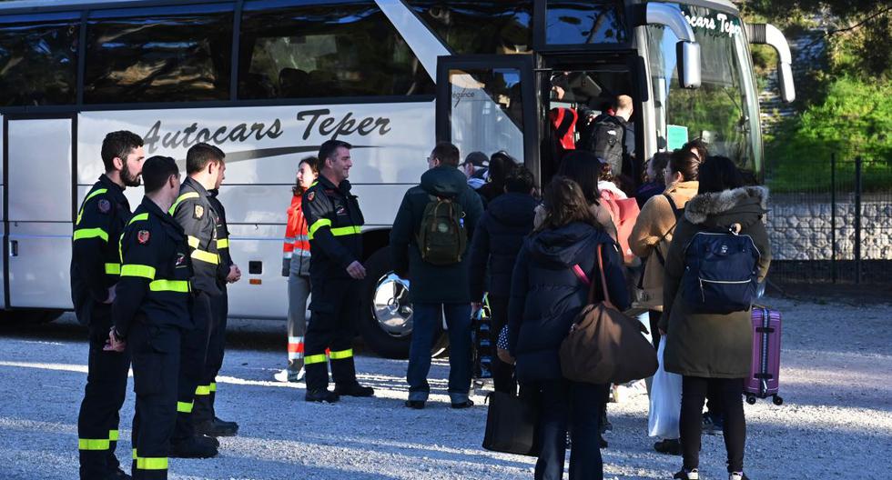 Un grupo de ciudadanos franceses esperan para abordar un autobús para salir de The Vacanciel Holiday Resort en Carry-le-Rouet, cerca de Marsella, sur de Francia, donde pasaron 14 días en cuarentena después de su repatriación desde Wuhan, China. (AFP)