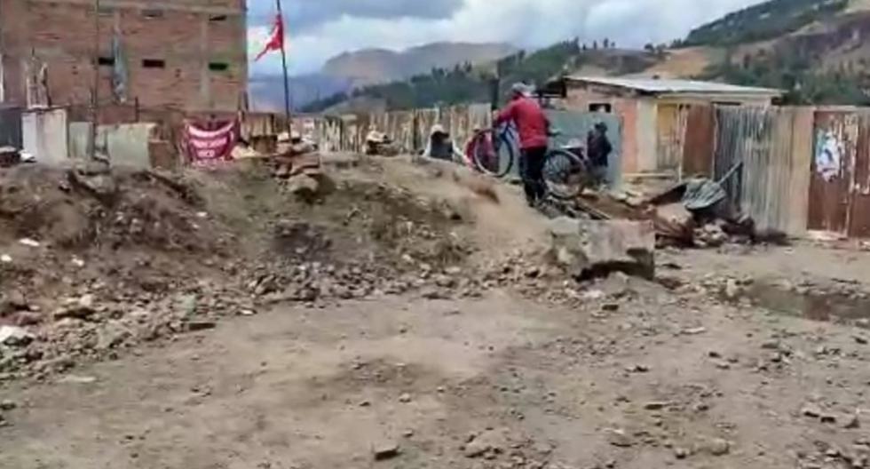 Bloqueo en Sicuani, Cusco, impide el tránsito de camiones, ciclistas y autos.