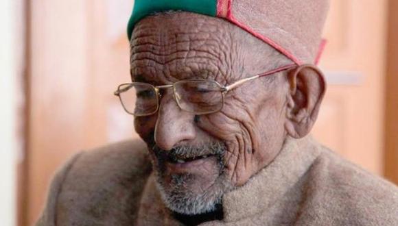 El primer votante de la India vuelve a las urnas a los 97 años