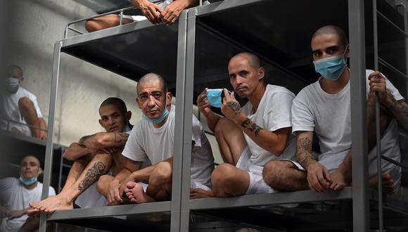 Reclusos permanecen dentro de una celda del megacentro de internamiento antiterrorista (CECOT), en Tecoluca, 74 km al sureste de San Salvador, el 21 de agosto de 2023. (Foto de Marvin RECINOS / AFP)