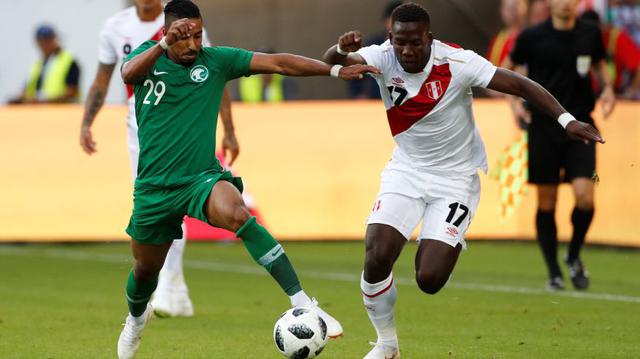 Luis Advíncula en una jugada dividida al inicio del compromiso (Foto: agencias).