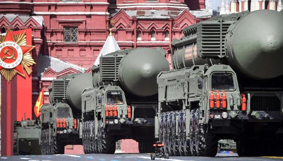 Los lanzadores de misiles balísticos intercontinentales rusos Yars desfilan por la Plaza Roja durante el Día de la Victoria en el centro de Moscú, Rusia, el 9 de mayo de 2022. (ALEXANDER NEMENOV / AFP).