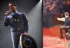 Alejandro Fernández sufrió vergonzosa caída durante concierto | VIDEO
