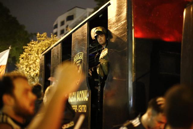 Hinchas de River Plate caminaron desde miraflores hasta el hotel para recibir al equipo argentino | Foto: Renzo Salazar/GEC