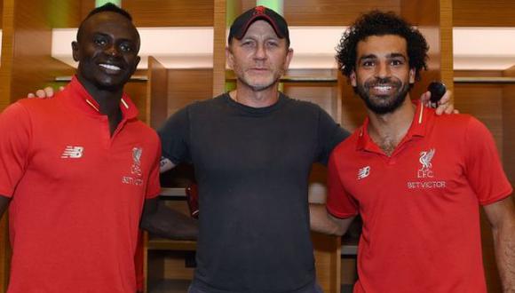 Daniel Craig al lado de Sadio Mané y Mo Salah. (Foto: Liverpool FC)
