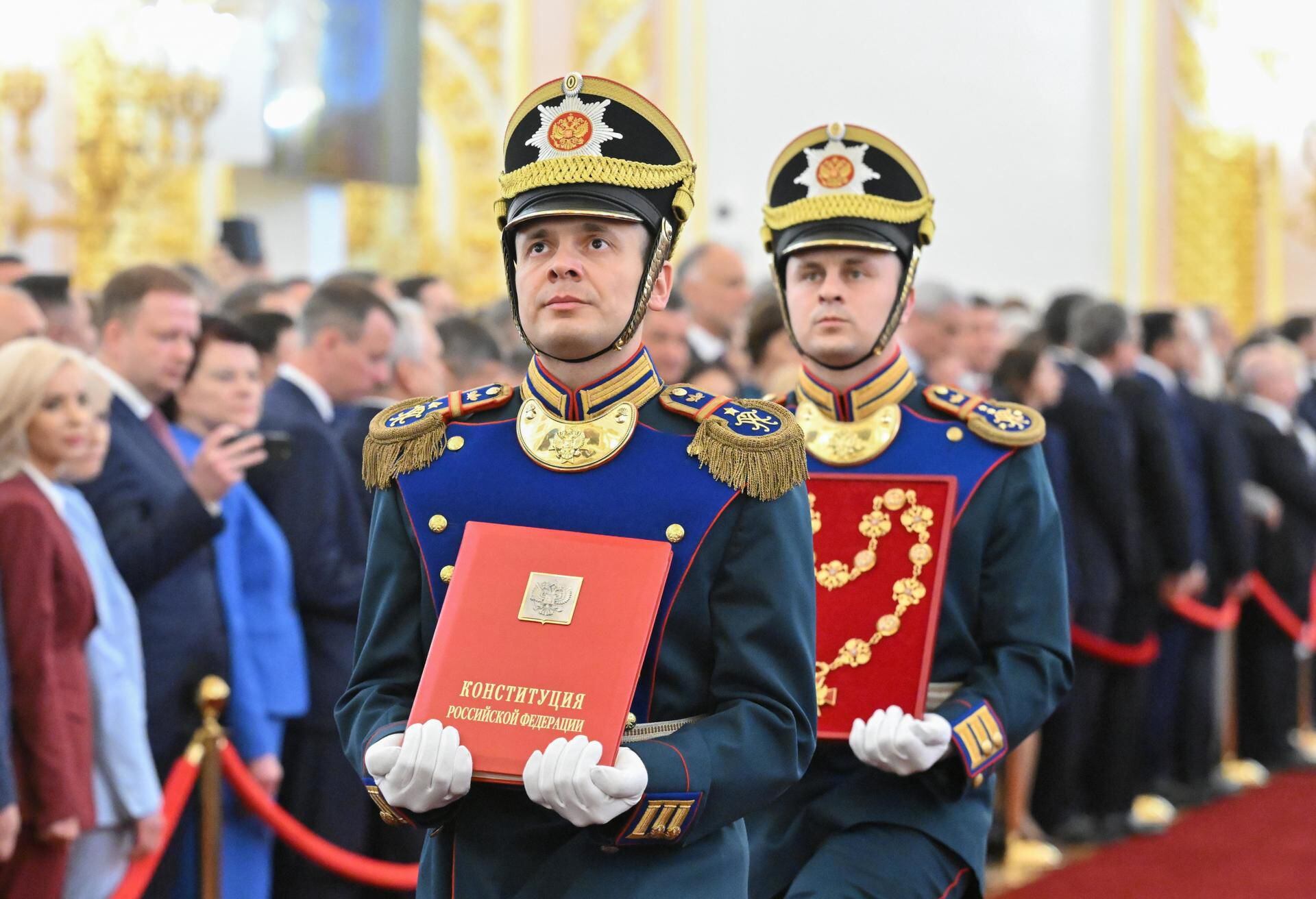 Soldiers from the Presidential Regiment carry a special copy of the Constitution and the president's poster during Vladimir Putin's inauguration ceremony.  (EFE/EPA/GRIGORY SYSOEV/SPUTNIK).