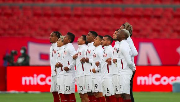 La selección peruana y su mensaje de unión durante la entonación del himno nacional antes del partido con Chile por las Eliminatorias. (Foto: FPF)