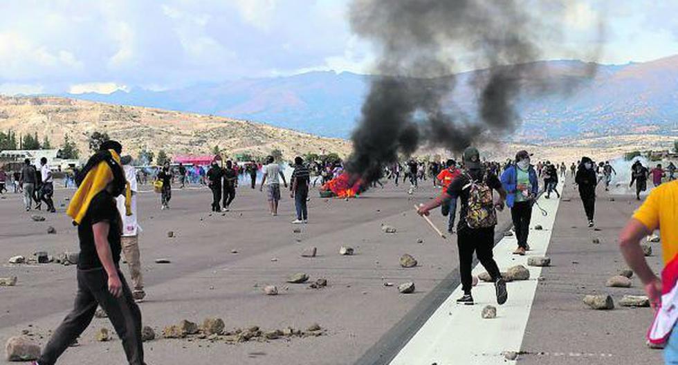 Grupos de personas intentaron tomar el aeropuerto Alfredo Mendívil Duarte, en Ayacucho. Se registró un fuerte enfrentamiento con las fuerzas del orden. (Foto: EFE)