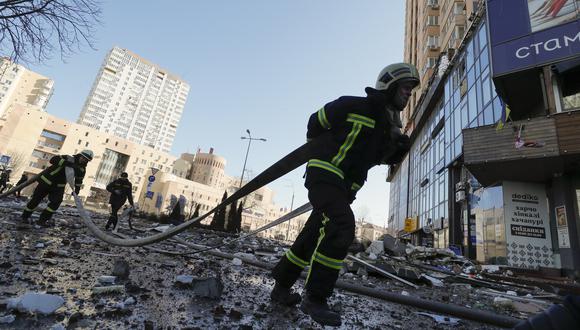 Un bombero trata de aplacar los daños causados por el asedio ruso a Kiev. EFE