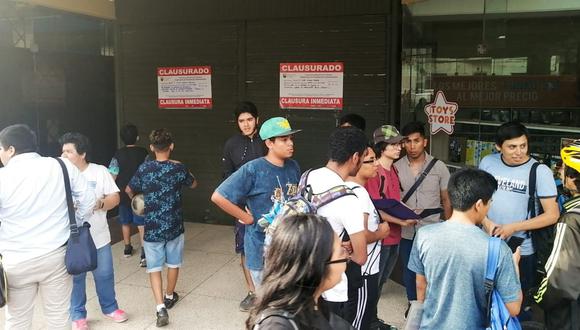 ¿Dónde jugarán los frikis? Jóvenes se vieron sorprendidos por el cierre del Centro Comercial Arenales. (Foto: El Comercio)