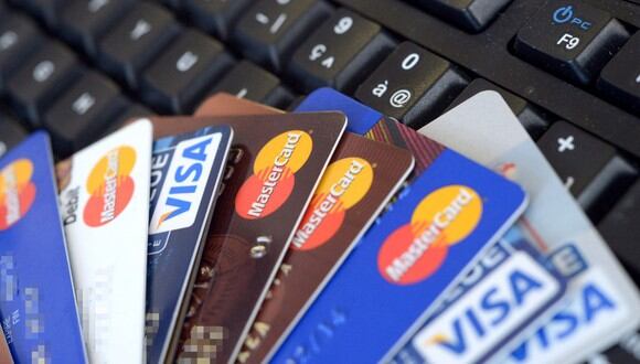 Con la tarjeta de crédito puedes usar el dinero que el banco te presta y después devolverlo, pero tienes que saber qué es lo que cobran (Foto: Damien Meyer / AFP)