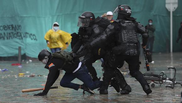 La policía detiene a un manifestante durante una protesta en Bogotá, Colombia. La reforma tributaria impulsada por Iván Duque fue el detonante de una protesta ciudadana que se extiendes desde el 28 de abril. (Foto: AP / Fernando Vergara)