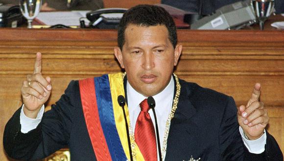 Un 11 de agosto de 1999, el presidente venezolano, Hugo Chávez, jura ante la Asamblea Nacional Constituyente (ANC) después de haberlo hecho sobre la Constitución. (BERTRAND PARRES / AFP).