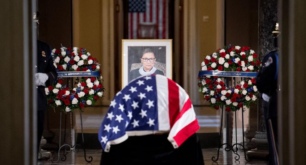 El 25 de septiembre del 2020, la jueza del Tribunal Supremo de Estados Unidos, Ruth Bader Ginsburg, pionera en la lucha por la igualdad de género, se convierte en la primera mujer del país que recibe un funeral de Estado. (CAROLINE BREHMAN / POOL / AFP).