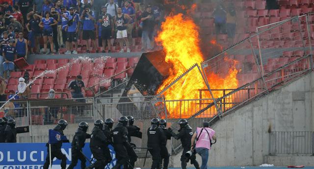 Las postales del incidente en la tribuna del Estadio Nacional, que recibió el Universidad de Chile vs. Internacional. (Foto: AFP)