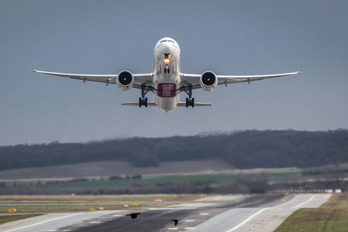 Cuando ocurre una emergencia en pleno vuelo, el piloto tiene que seleccionar un destino de aterrizaje tomando en cuenta los vientos cambiantes, la ruta terrestre, etc. (Foto Pixabay)