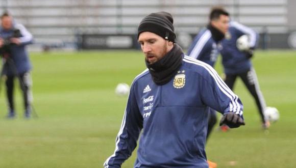 Lionel Messi llegó a la concentración de la selección argentina en Manchester para entrenar a la par con sus compañeros con miras al duelo amistoso contra Italia. (Foto: Twitter)