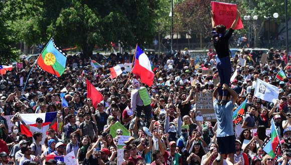 Las protestas estallaron con fuerza el viernes en Chile tras la convocatoria por estudiantes de nivel secundario a evadir el pago del pasaje del metro, en rechazo al alza de sus tarifas. (Foto: AFP)