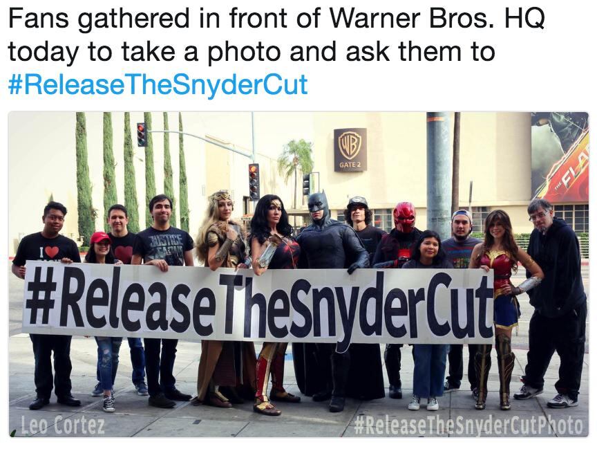 Fans afuera de las oficinas de Warner Bros con la pancarta #ReleasetheSnyderCut (Foto: Leo Cortez)