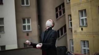 Artistas callejeros entretienen a confinados en República Checa