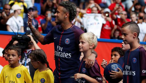 Neymar se conectó de forma automática con la afición del PSG. ""Paris est magique", dijo ante la ovación desenfrenada de los presentes. Luego cerró su presentación con el grito "¡Ici c'est Paris!". (Foto: Reuters)