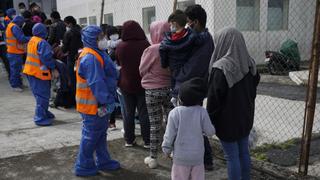 Juez de EE.UU. prohíbe expulsar a familias migrantes sin dejarles pedir asilo