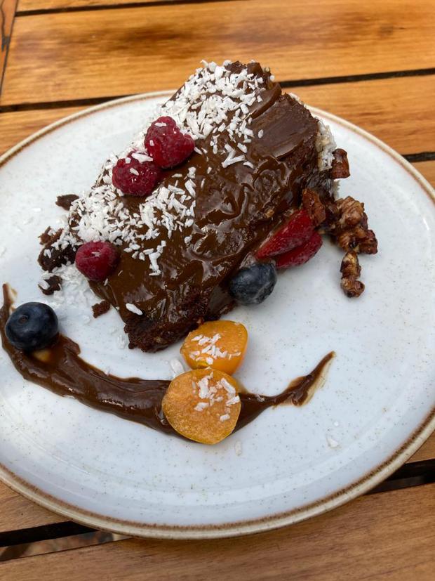 Recently, the restaurant "Vegan Gastronomy" added a chocolate cake with caramelized pecans to its menu.  (Photo: Patricia Castañeda)