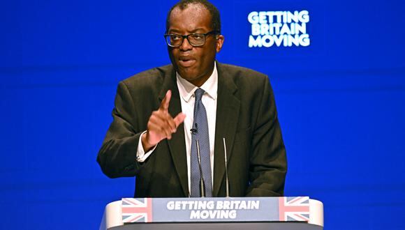 El canciller de Hacienda de Gran Bretaña, Kwasi Kwarteng, pronuncia su discurso de apertura en el segundo día de la Conferencia anual del Partido Conservador en Birmingham, centro de Inglaterra, el 3 de octubre de 2022. (Foto de Paul ELLIS / AFP)