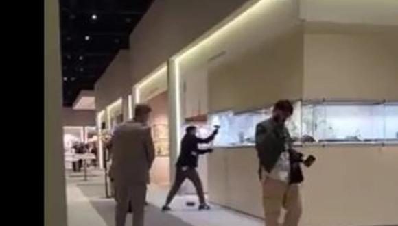 Con hacha en mano, delincuentes robaron una feria de arte en Países Bajos.
(Captura de video).