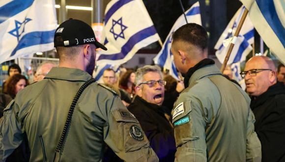 Un activista de izquierda israelí se enfrenta a las fuerzas de seguridad durante una manifestación antigubernamental en Tel Aviv, el 2 de marzo de 2024, en medio del conflicto en curso en la Franja de Gaza entre Israel y el movimiento militante palestino Hamas. (Foto de JACK GUEZ / AFP)