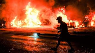 EE.UU.: manifestantes incendian edificios y carros en segunda noche de protestas raciales en Kenosha | FOTOS