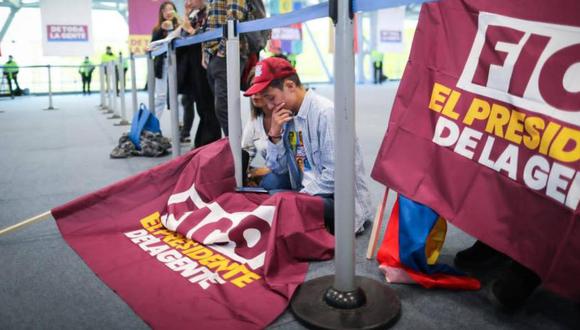 El candidato Fico Gutiérrez escuchó los resultados de las elecciones en Colombia junto a sus simpatizantes en el Cubo Colsubsidio, en Bogotá. (FOTO: Mauricio Moreno / EL TIEMPO).