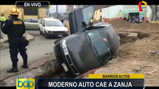 Barrios Altos: auto cayó a zanja de obra inconclusa