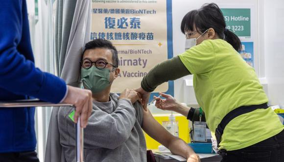 Un hombre recibe una vacuna BioNTech en la primera estación móvil de vacunación Covid-19 operativa en Hong Kong, China. (Foto: Archivo / EFE / EPA / JEROME FAVRE).