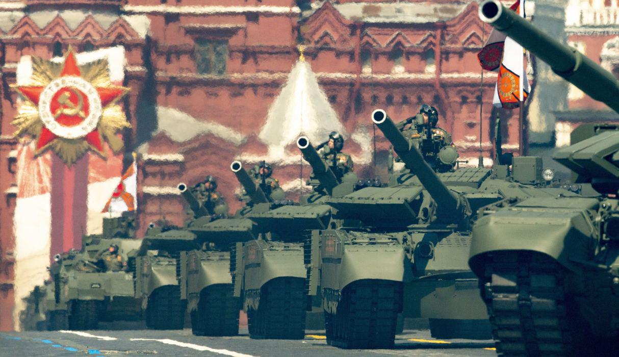 Los tanques ruedan en la Plaza Roja de Moscú (Rusia) durante el desfile militar del Día de la Victoria. (AP/Alexander Zemlianichenko).
