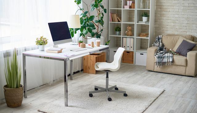 Recorre la galería y descubre cómo acondicionar una oficina en casa. (Foto: Shutterstock)